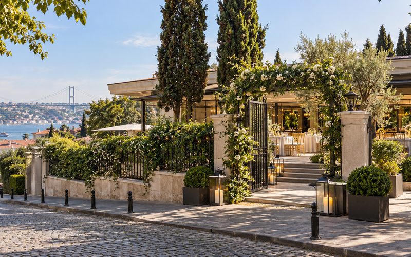 Mahalle içinde girişi görünen düğün mekânı